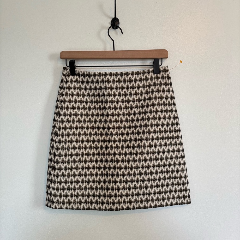 Loft aline mini skirt with pattern and zipper in the back size 4 petite